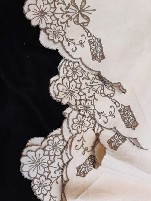 Set of 5 large Madeira embroidered linen napkins -43 x 43 cm
