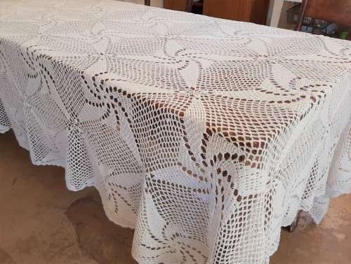 White hand crochet tablecloth / bed cover 3m x 2m.