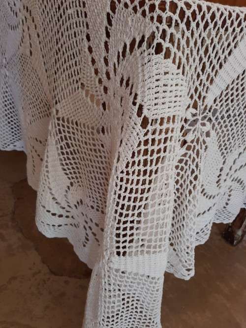 White hand crochet tablecloth / bed cover 3m x 2m.