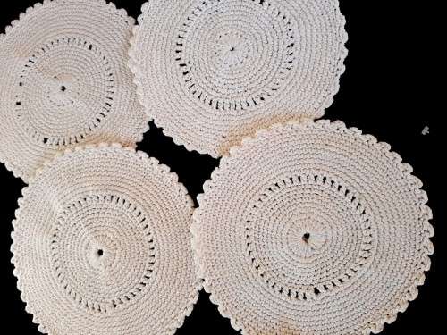 4 off-white crochet mats 21 cm