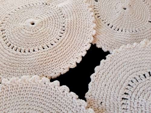 4 off-white crochet mats 21 cm