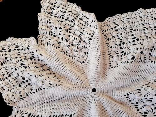 White star shaped crochet doily / doilie 48cm - cotton