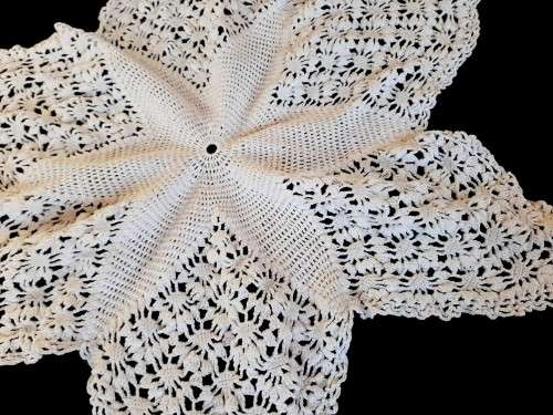 White star shaped crochet doily / doilie 48cm - cotton