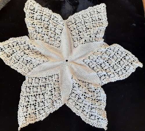 White star shaped crochet doily / doilie 48cm - cotton