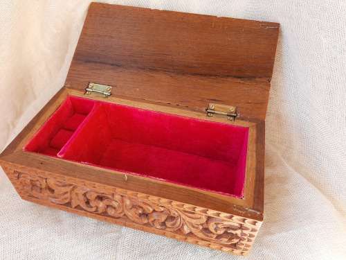 Wooden jewellery box - vintage - 21cm (l) x 10cm (w) x 8.5cm (h)