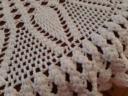 Small crochet tablecloth - round - 112cm diameter - white - good condition