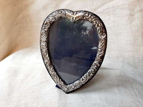 Heart shaped photo frame - Sterling Silver - RBB - 15cm high - velvet background