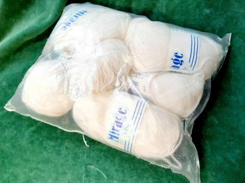 5,5 balls white mirage - 100% acrylic - 4 ply