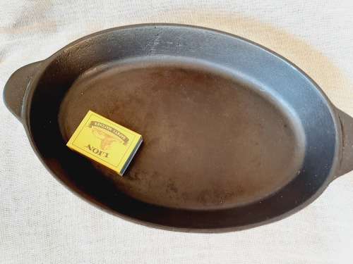 Cast iron pan / dish - cookwell 30cm wide, 3.5cm deep