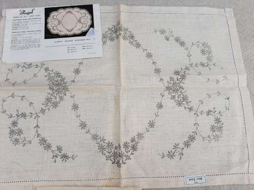 Stamped linen - Regal 452 pattern - 36 x 48cm