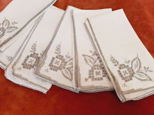Set of 6 embroidered linen napkins - cream and grey - 42 x 42cm