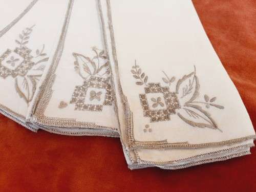 Set of 6 embroidered linen napkins - cream and grey - 42 x 42cm
