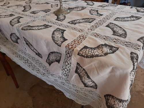 Large pink linen and lace tablecloth - 240 x 140 cm.