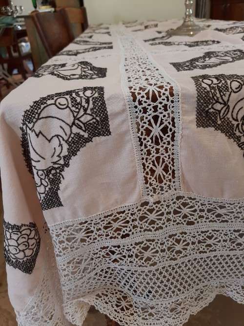 Large pink linen and lace tablecloth - 240 x 140 cm.