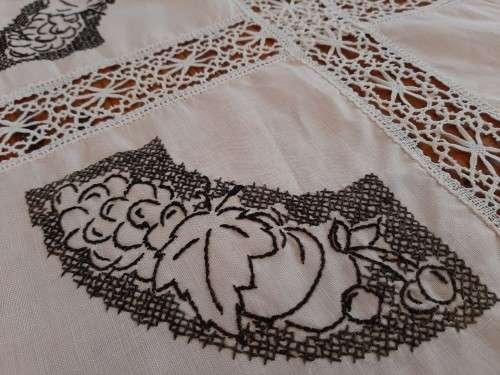 Large pink linen and lace tablecloth - 240 x 140 cm.