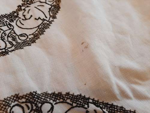 Large pink linen and lace tablecloth - 240 x 140 cm.