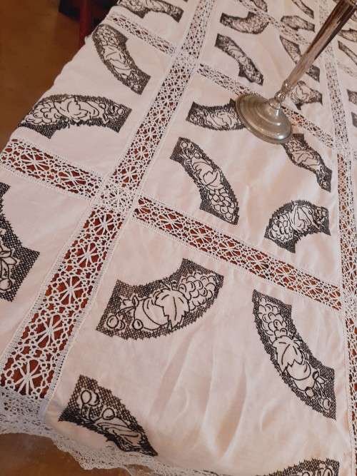 Large pink linen and lace tablecloth - 240 x 140 cm.