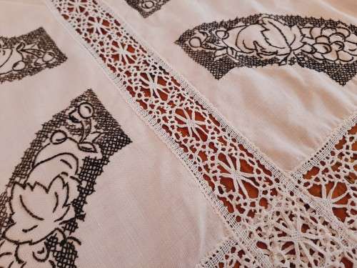 Large pink linen and lace tablecloth - 240 x 140 cm.