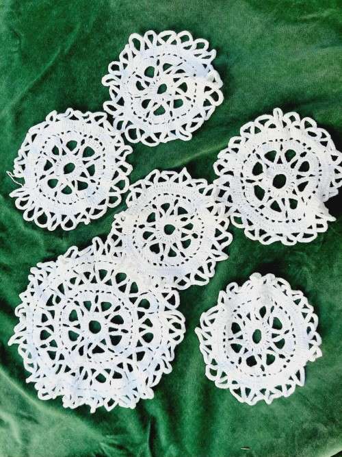 6 white crochet doilies - 14 and 21 cm