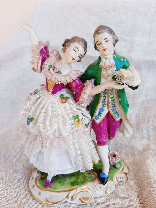 Dresden dancers - damaged - 16 x 14cm.