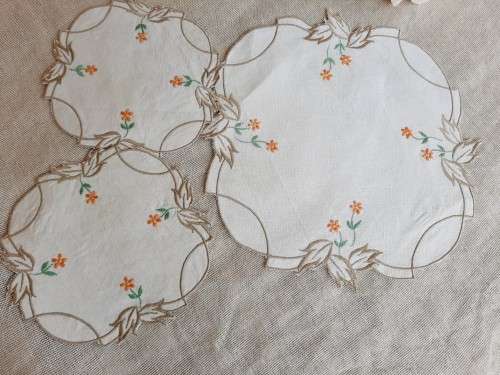 Set of embroidered doilies with orange flowers 2 x 14cm and 1 x 22cm.