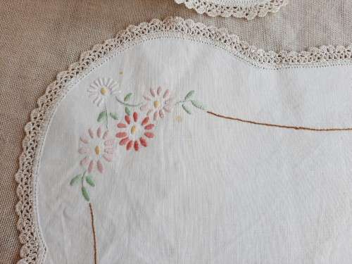Vanity set of doilies  pink flowers 2 x 14cm and 1 (42 x 34cm)
