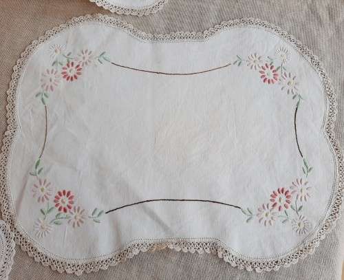 Vanity set of doilies  pink flowers 2 x 14cm and 1 (42 x 34cm)