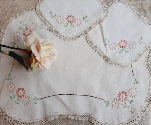 Vanity set of doilies  pink flowers 2 x 14cm and 1 (42 x 34cm)