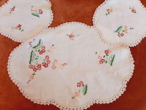 Vanity set of doilies embroidered with crochet edge 2 x 20cm and 1  x 28cm