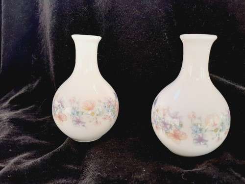 Wedgwood - small bone chna vases - Christmas 1997 - 11cm high Wallace Arnold