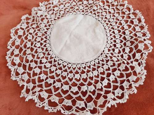 Pretty white doilie - finely crocheted 25 cm diameter