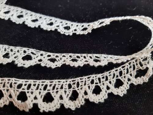 Handmade lace trim - linen -1cm wide - 3 metres long - ivory white colour
