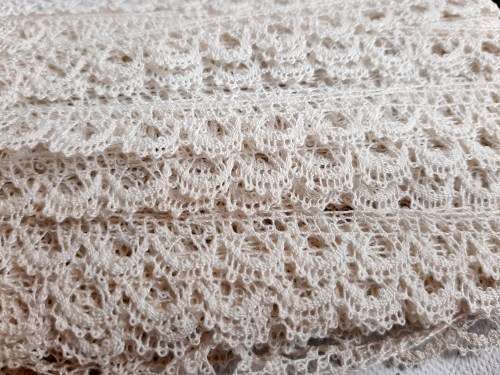 Handmade lace trim - linen -1cm wide - 3 metres long - ivory white colour