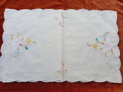 2 embroidered cloths - cream - 29 x 48cm -