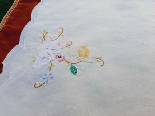 2 embroidered cloths - cream - 29 x 48cm -