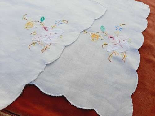 2 embroidered cloths - cream - 29 x 48cm -