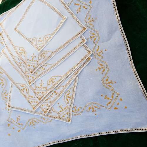 Set of linen mats with gold embroidery - 1 large, 6 medium, 1 small
