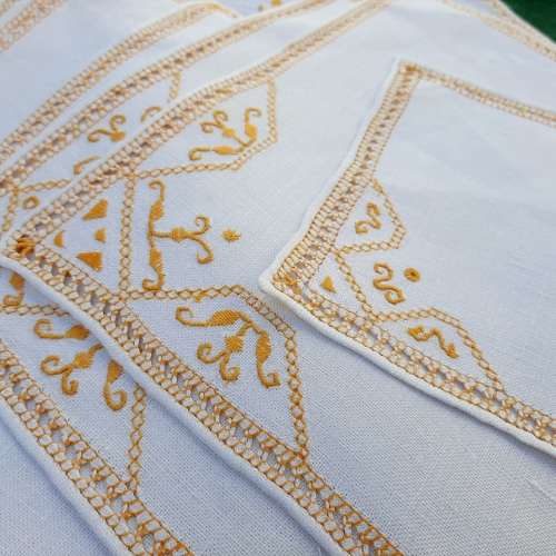 Set of linen mats with gold embroidery - 1 large, 6 medium, 1 small