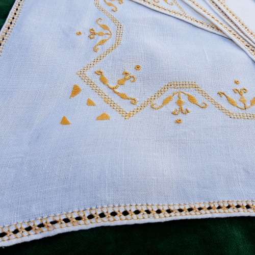 Set of linen mats with gold embroidery - 1 large, 6 medium, 1 small