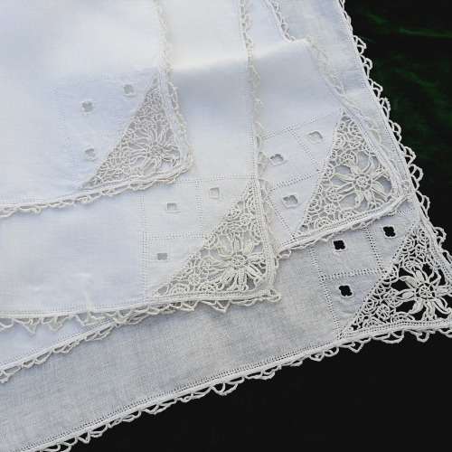 4 fine linen napkins with handmade lace motif corner 40 x 40cm
