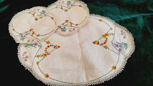 Set of vanity doilies, embroidered linen - they do not lie flat