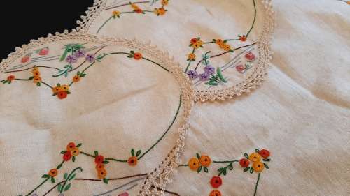 Set of vanity doilies, embroidered linen - they do not lie flat