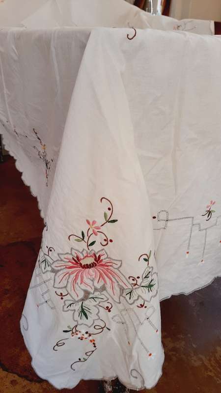 Large, cotton tablecloth - embroidered flowers - 156 x 210cm