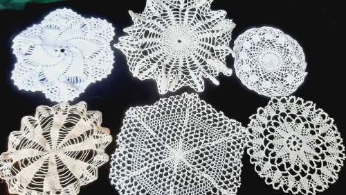 Lot of 6 doilies - (1 ecru and 5 white)  19-29cm