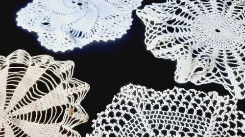 Lot of 6 doilies - (1 ecru and 5 white)  19-29cm