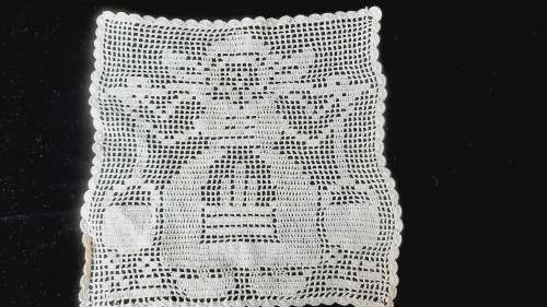 Small filet crochet square - milkmaid motif 22 x 22cm
