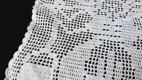 Small filet crochet square - milkmaid motif 22 x 22cm