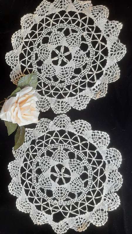 2 beige lace doilies - 23cm