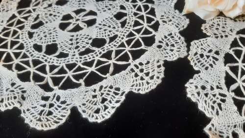 2 beige lace doilies - 23cm