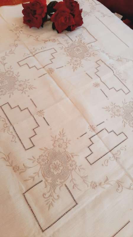 Square linen tablecloth, cream colour, with flower hand embroidery 82 x 82 cm